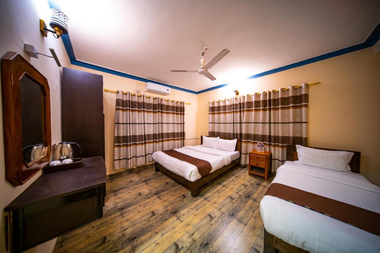 Hostel Dharma Backpackers Pokhara Zewnętrze zdjęcie