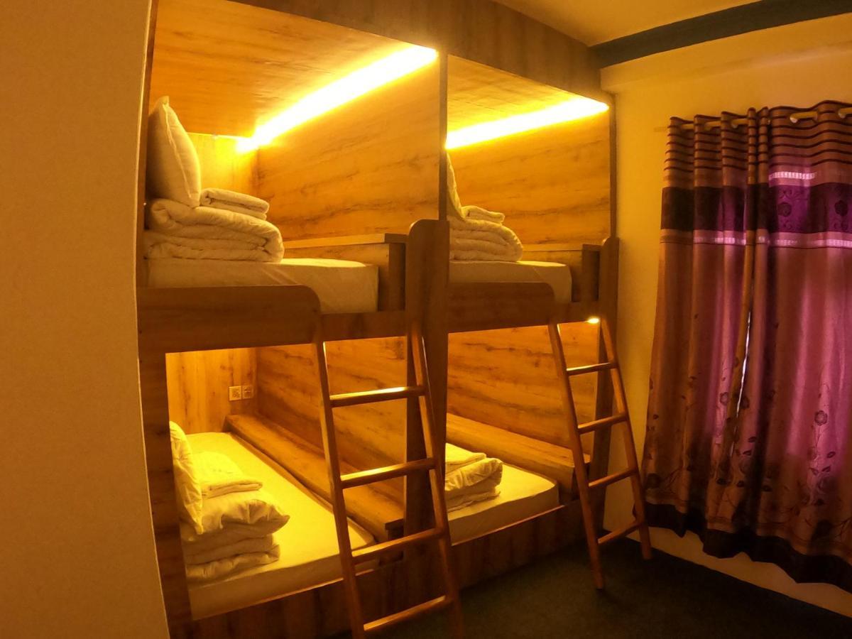 Hostel Dharma Backpackers Pokhara Zewnętrze zdjęcie