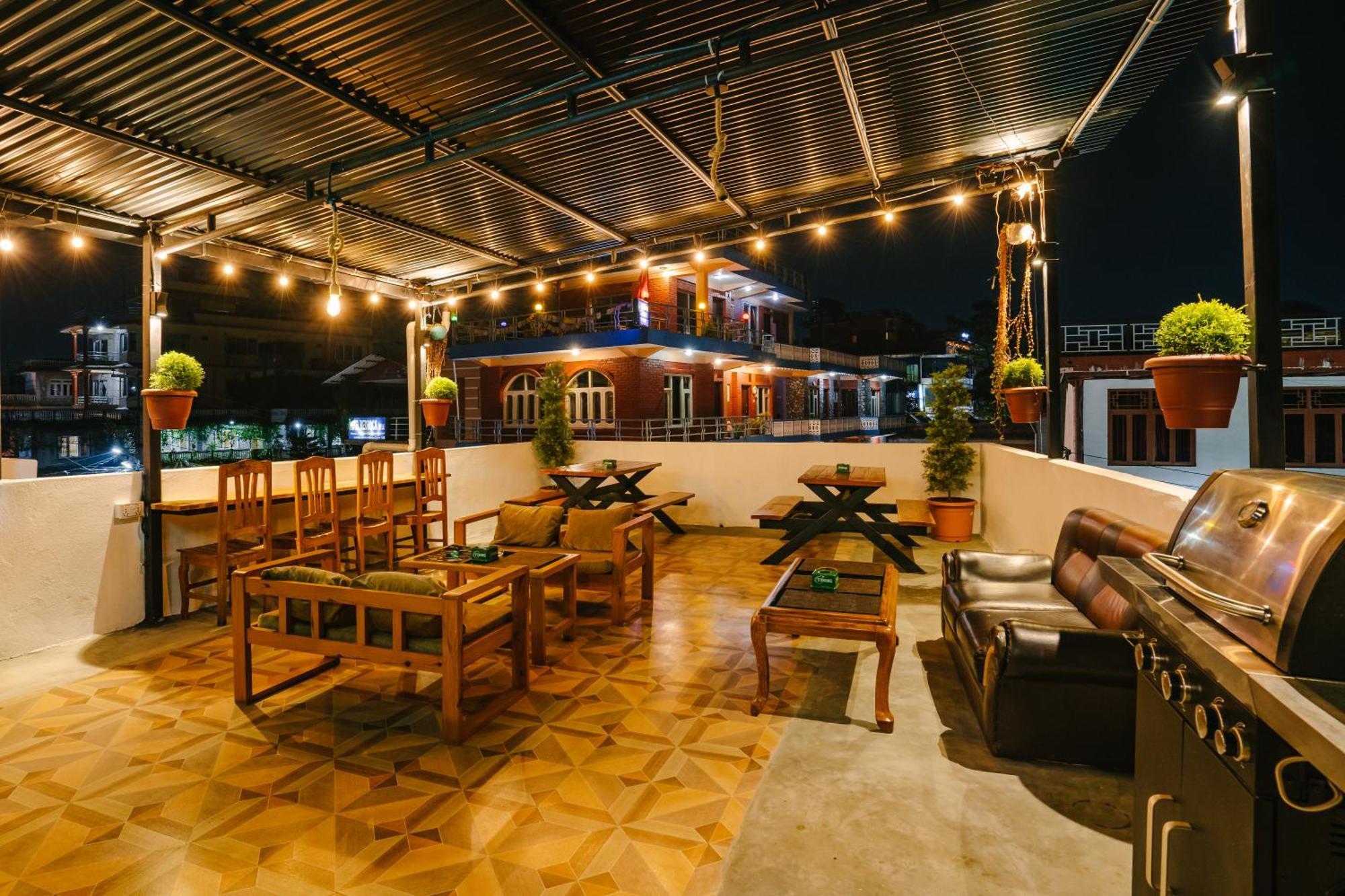 Hostel Dharma Backpackers Pokhara Zewnętrze zdjęcie